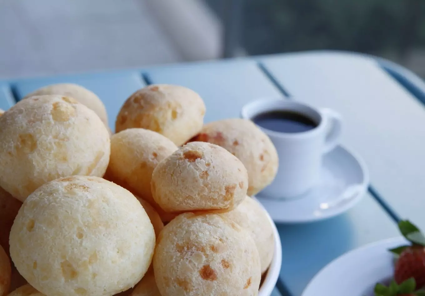 Quem resiste a uma porção de pão de queijo com café preto?